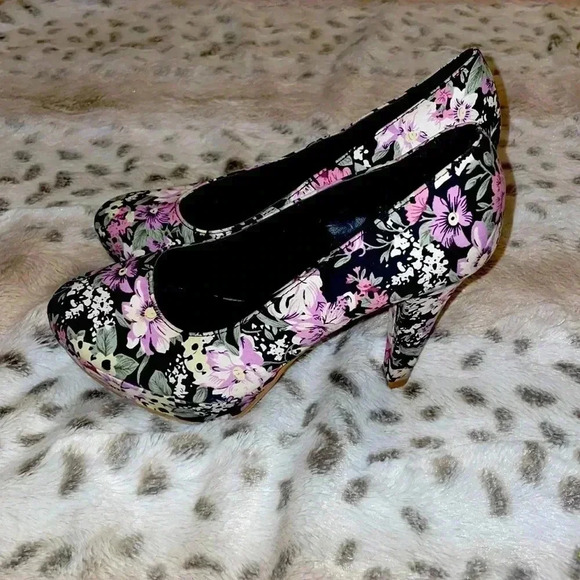 X•Appeal Heels - Picture 1 of 6